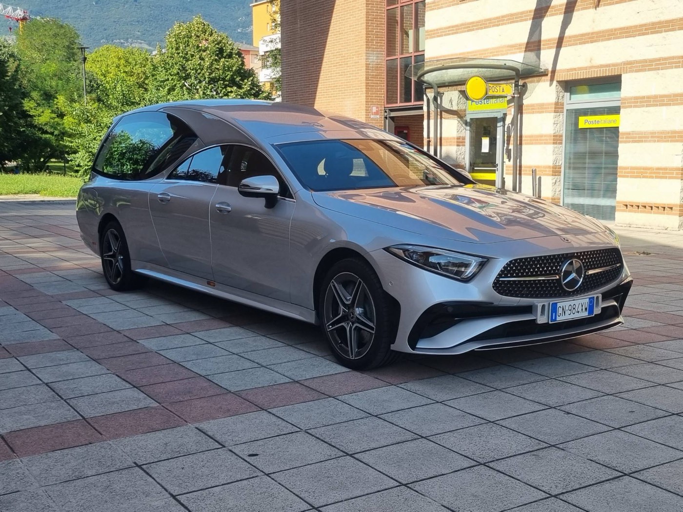 Il carro funebre Mercedes di Onoranze Funebri Feller a Rovereto